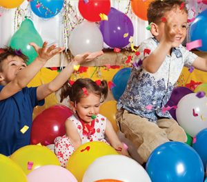 deti v balónoch na detskej oslave