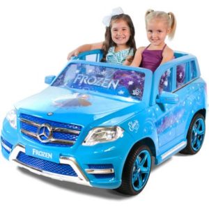 Obrázok malých dievčatiek sediacich v modrom dievčenskom autíčku z rozprávky frozen.
