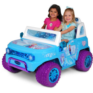 Obrázok malých dievčatiek sediacich v modrom dievčenskom autíčku z rozprávky frozen.
