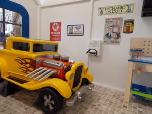 Detská opravovňa v Donovalkove so žltým autom v garáži