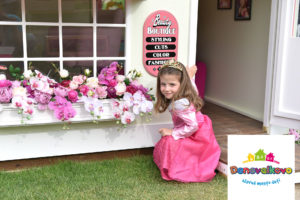 Dievčatko v kostýme princezny pred obchodom v Donovalkove