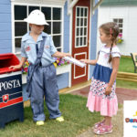 deti v kostýme poštára pred poštou v detskom hlavnom mestečku